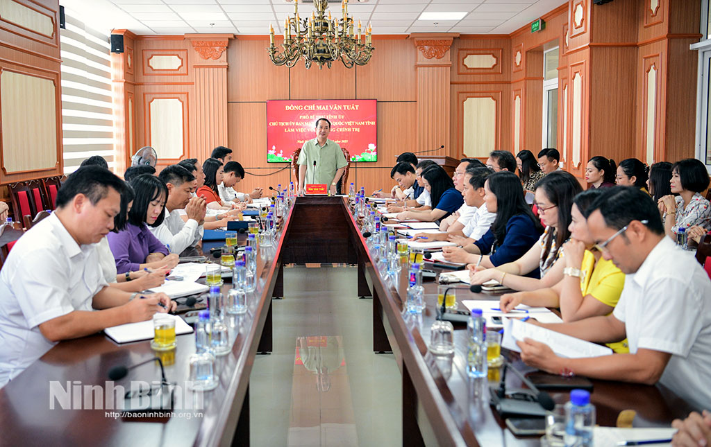 Đồng chí Mai Văn Tuất, Phó Bí thư Tỉnh ủy, Chủ tịch Ủy ban MTTQ Việt Nam tỉnh chủ trì và phát biểu tại buổi làm việc.