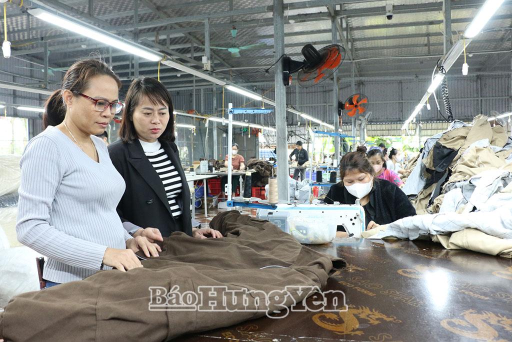 C&ocirc;ng ty may của gia đ&igrave;nh chị L&ecirc; Thị Thu Thủy, hội vi&ecirc;n Chi hội phụ nữ th&ocirc;n Đ&ocirc;ng Cường tạo việc l&agrave;m ổn định cho nhiều lao động địa phương.