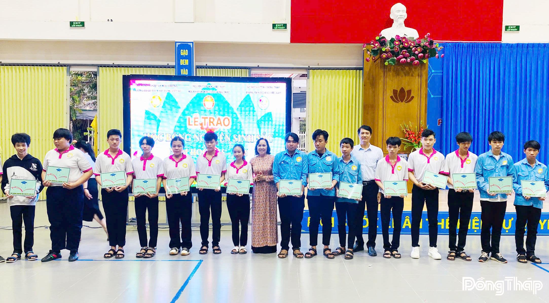 Học sinh, sinh viên có hoàn cảnh khó khăn nhận học bổng Nguyễn Sinh Sắc.