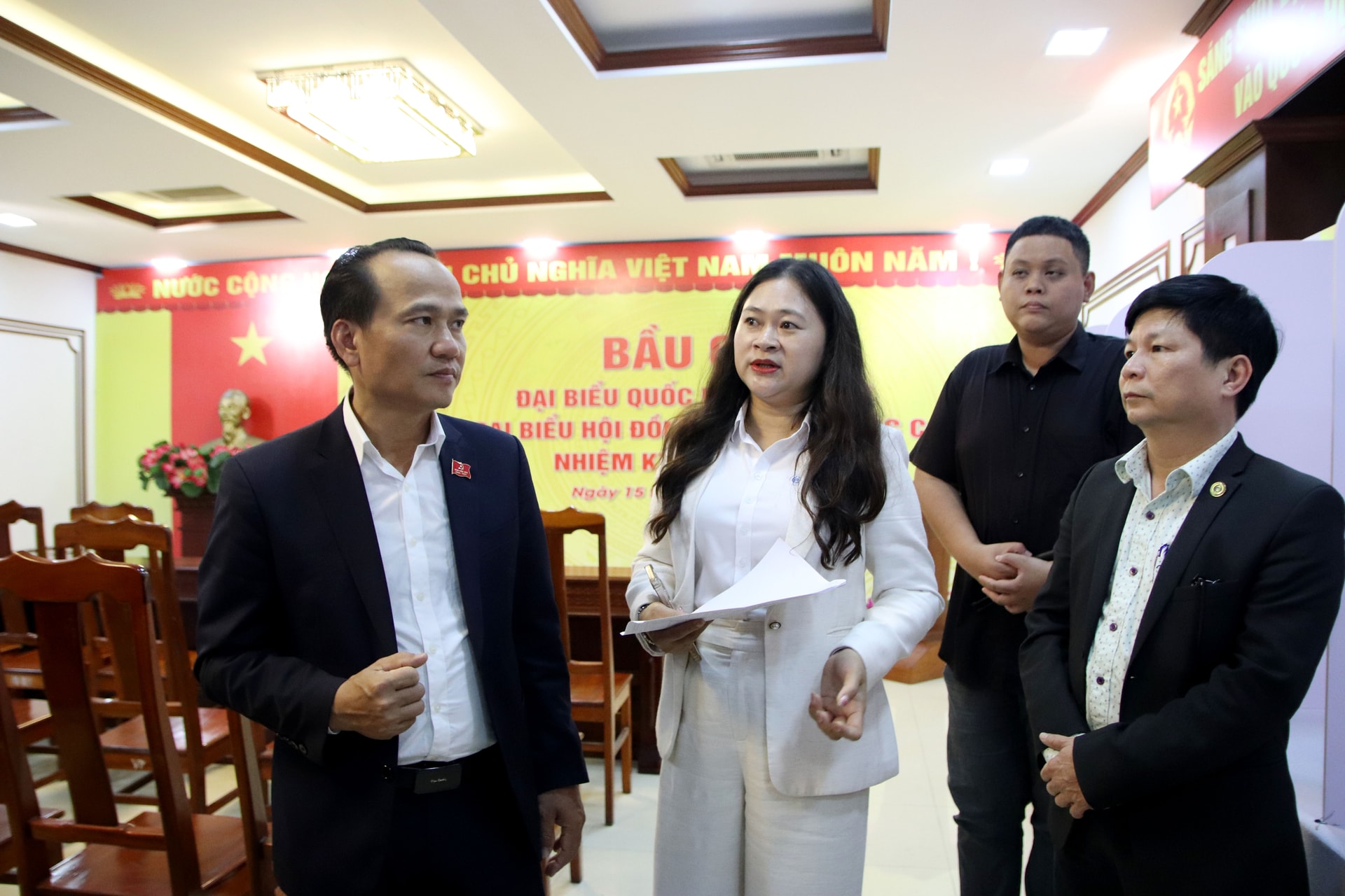 Phó Bí thư Thường trực Thành ủy Nguyễn Đình Vĩnh kiểm tra công tác chuẩn bị bầu cử tại phường Hải Châu. Ảnh: TRỌNG HUY