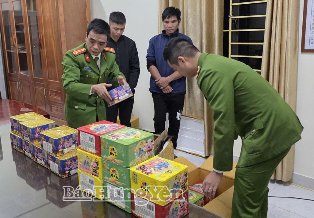 C&ocirc;ng an x&atilde; T&acirc;n Thuận thu giữ gần 80kg ph&aacute;o hoa nổ.