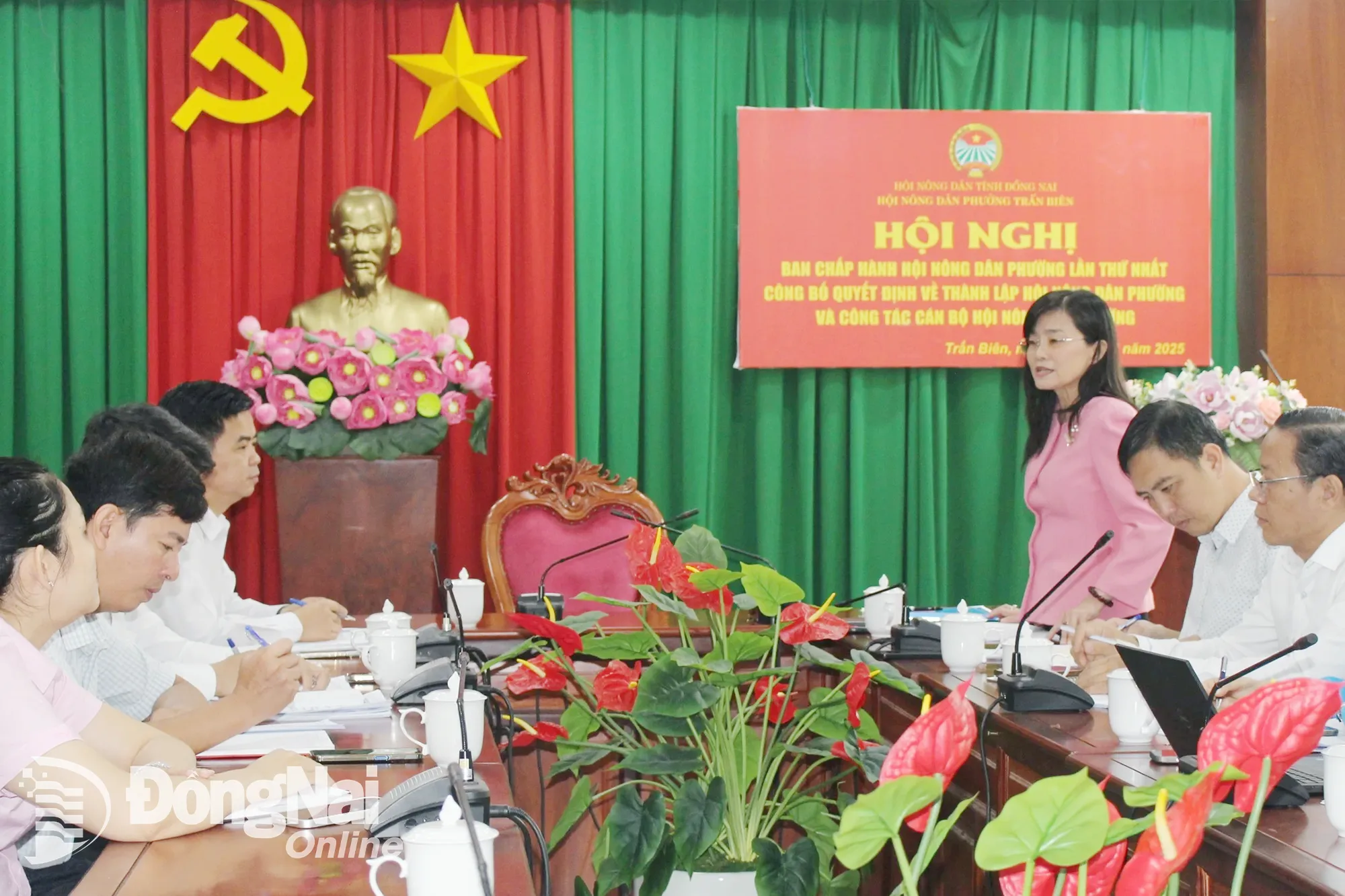 Phó chủ tịch phụ trách Liên đoàn Lao động tỉnh Đồng Nai Bùi Thị Bích Thủy làm việc với Đảng ủy phường Biên Hòa. N. Hòa