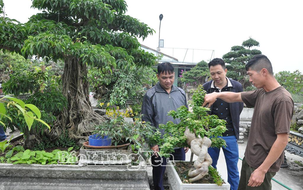 Hội viên Hội Nông dân xã Khoái Châu tham quan, học tập kinh nghiệm phát triển trang trại của anh Bá Ngọc Khánh, thôn kinh nghiệm phát triển trang trại của anh Bá Ngọc Khánh, thôn Cẩm Khê.