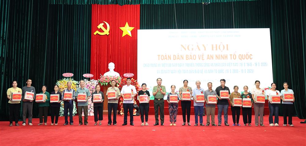 Thứ trưởng Trần Quốc Tỏ trao trao 20 suất quà của Bộ Công an tặng các gia đình chó hoàn cảnh khó khăn, gia đình chính sách trên địa bàn xã Phát Diệm.