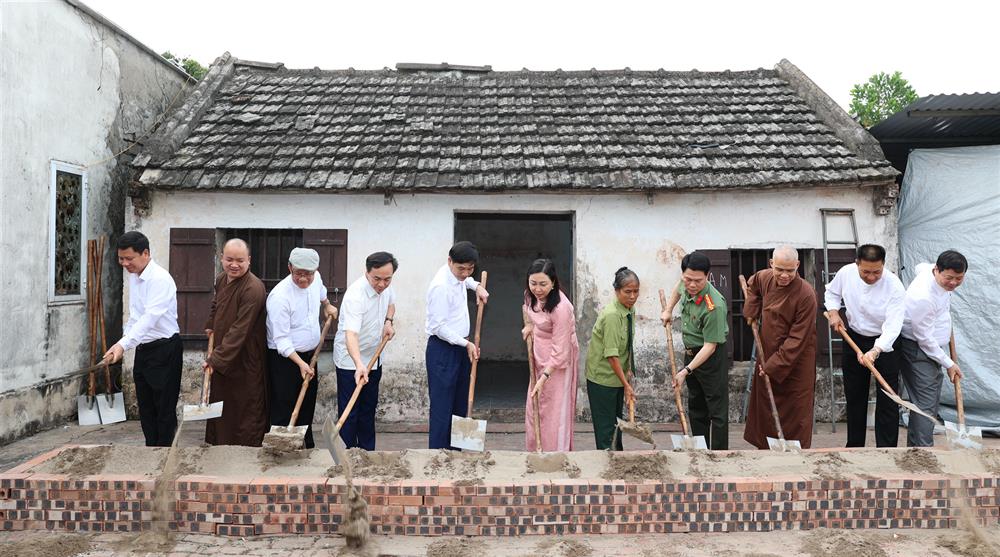 Các đại biểu khởi công xây dựng nhà Đại đoàn kết cho gia đình hộ gia đình bà Nguyễn Thị Mười.