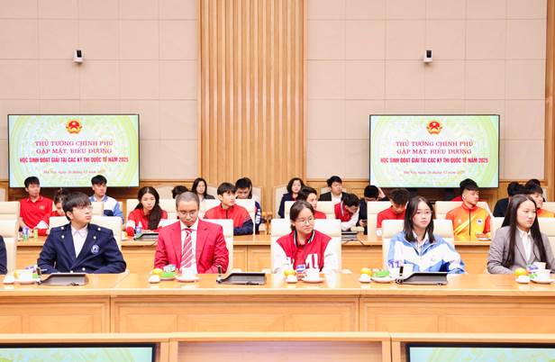 A group of people in a lecture hall  Description automatically generated