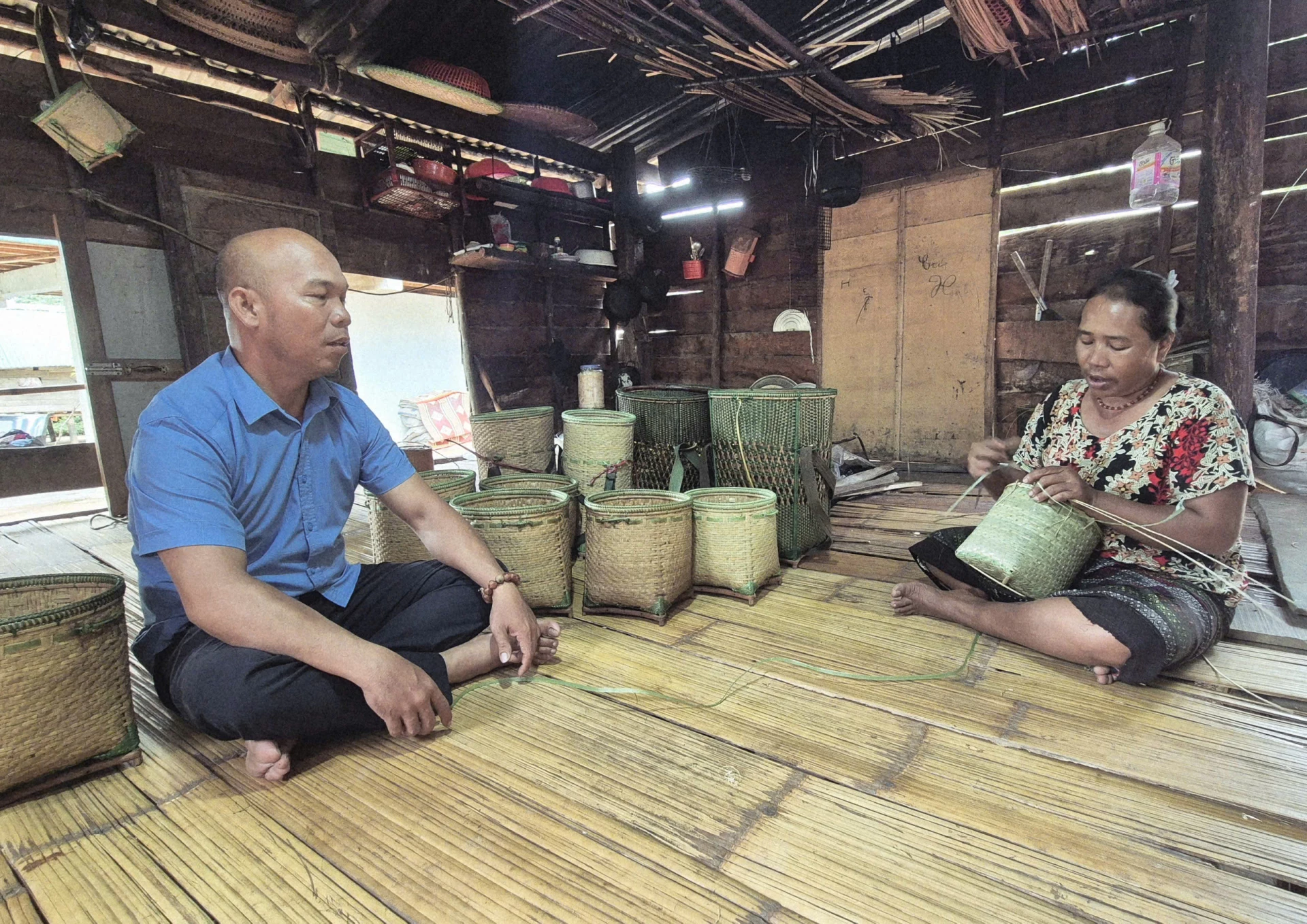 Bí thư Chi bộ thôn Khe Đá Hồ Văn Vinh thường xuyên đến thăm hỏi, động viên người dân trong thôn - Ảnh: K.S