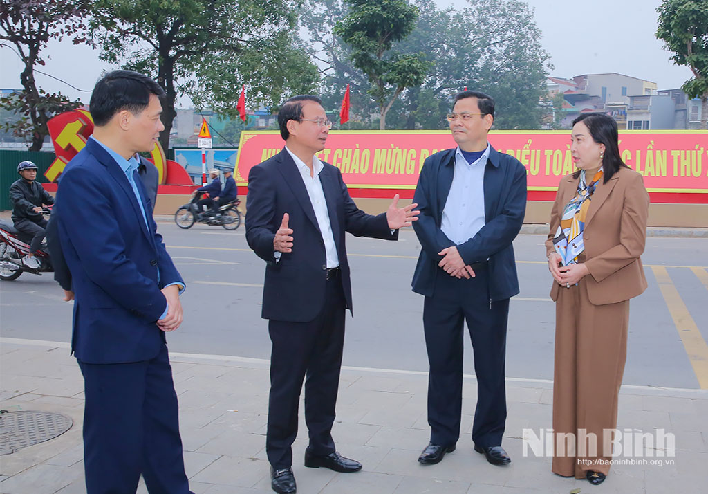 Đồng ch&iacute; B&iacute; thư Tỉnh uỷ Đặng Xu&acirc;n Phong v&agrave; c&aacute;c đồng ch&iacute; l&atilde;nh đạo tỉnh kiểm tra c&ocirc;ng t&aacute;c tuy&ecirc;n truyền trực quan tại phường Hoa Lư.