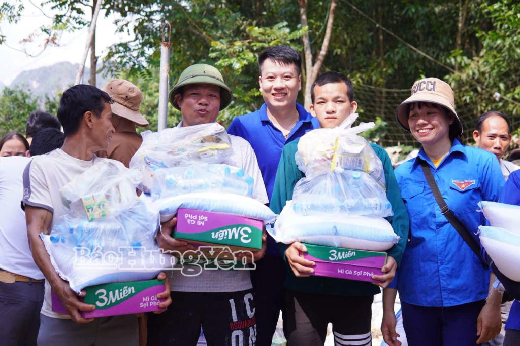 Hàng trăm suất quà đã được trao tận tay cho người dân vùng lũ.
