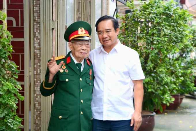 Ông Trần Thăng Phúc, đại tá quân đội về hưu tâm tình, chia sẻ với đồng chí Nguyễn Văn Được trước khi đoàn rời đi