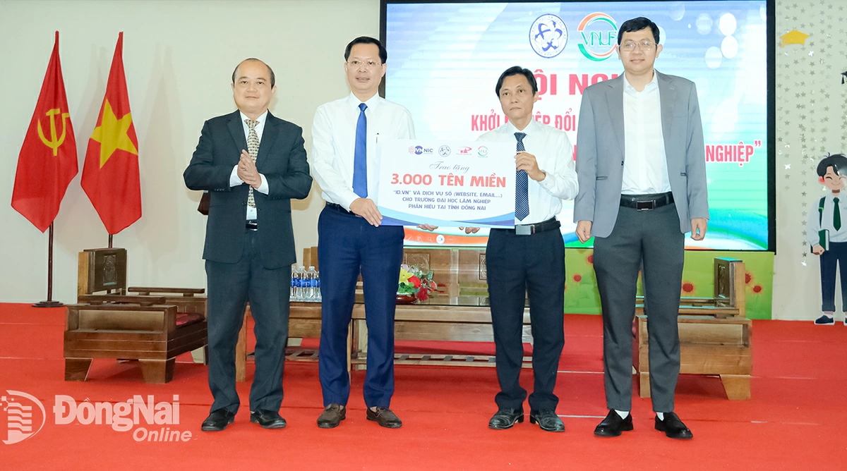 Trung tâm Internet Việt Nam, Công ty TNHH P.A Việt Nam trao tặng 3 ngàn tên miền .vn cho Trường đại học Lâm nghiệp phân hiệu tại Đồng Nai . Ảnh: Vương Thế