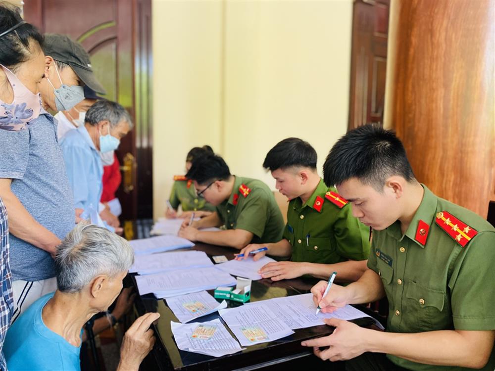 Lực lượng Công an bố trí đầy đủ bàn tiếp đón, trực tiếp hướng dẫn người dân kê khai giấy tờ thu nhận mẫu AND.