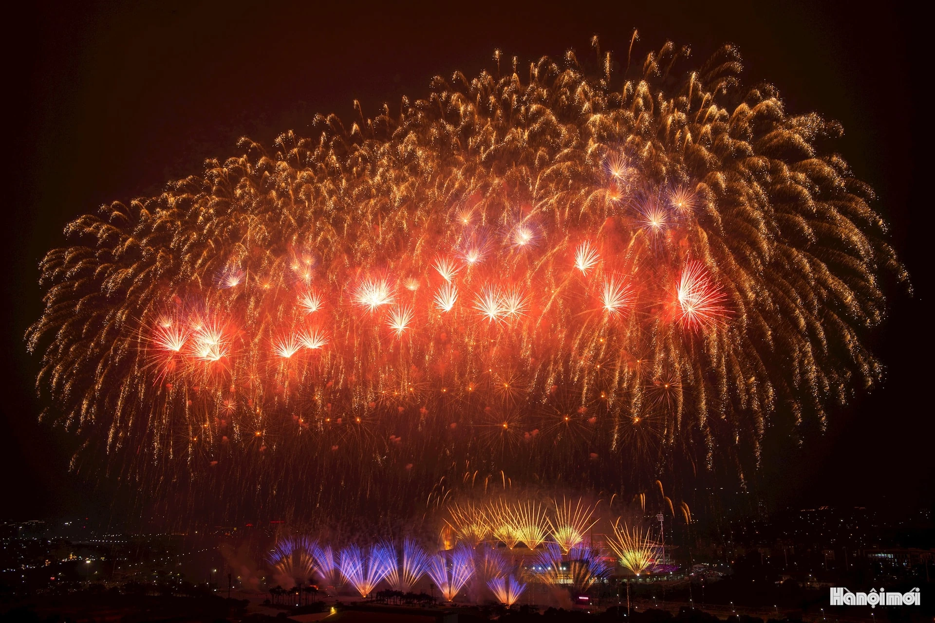 M&atilde;n nh&atilde;n m&agrave;n ph&aacute;o hoa đặc biệt ch&agrave;o mừng th&agrave;nh c&ocirc;ng Đại hội XIV của Đảng