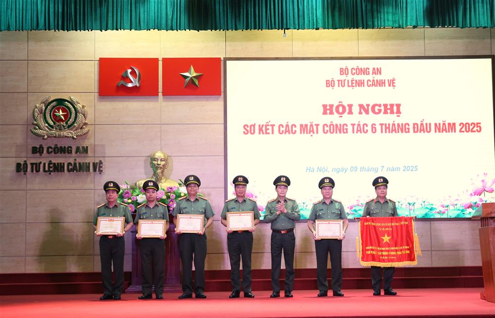 Thứ trưởng Lê Quốc Hùng trao Cờ thi đua của Thủ tướng Chính phủ tặng tập thể Phòng 6; trao Bằng khen của Bộ Công an tặng các cá nhân đạt danh hiệu 
