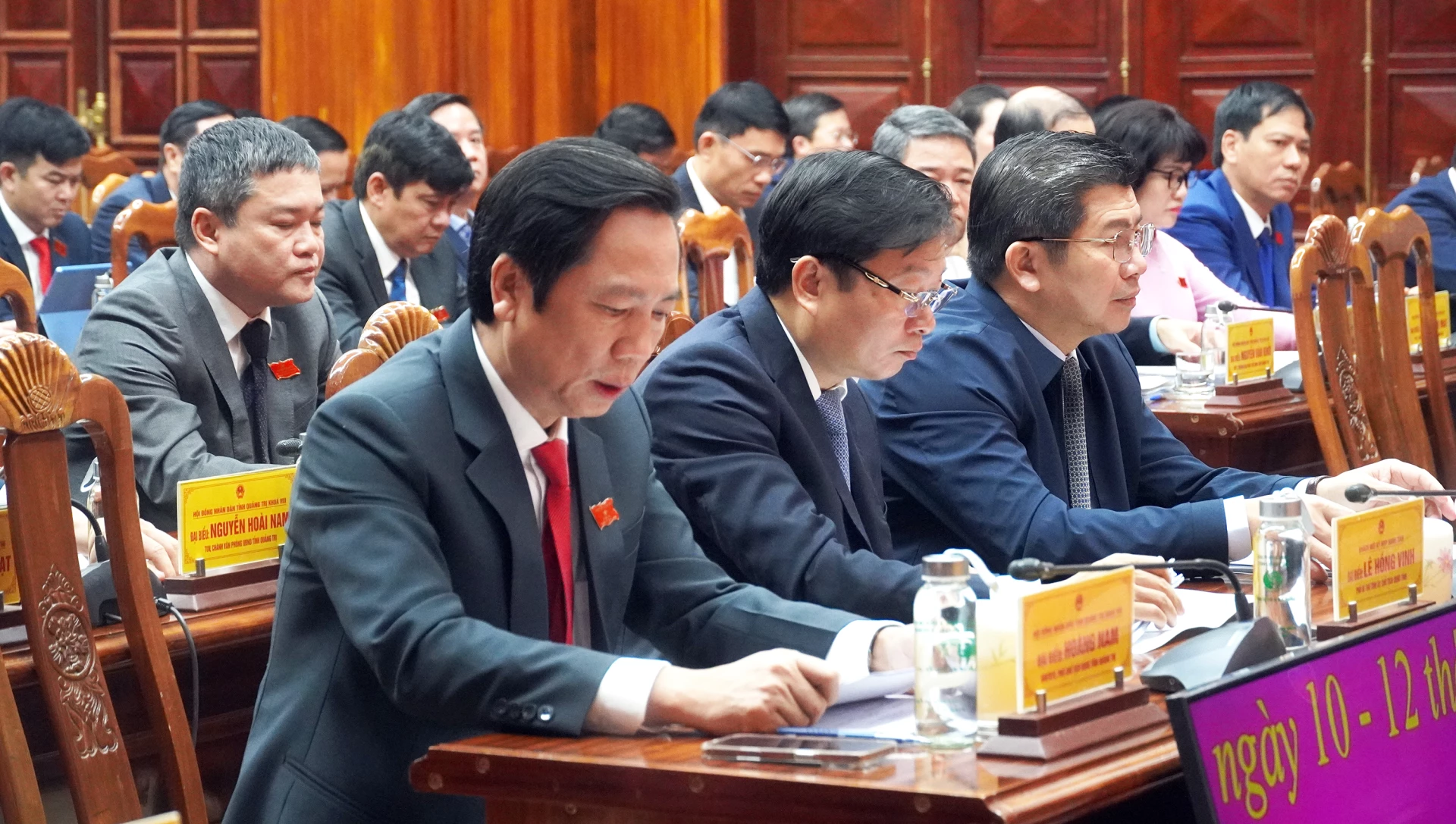 Các đồng chí lãnh đạo tỉnh tham dự kỳ họp - Ảnh: N.M