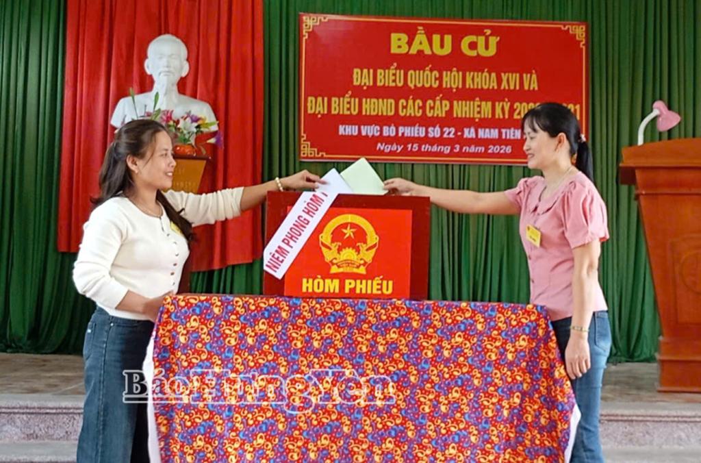 Giáo dân Giáo xứ Tây Làng (xã Nam Tiên Hưng) bỏ phiếu bầu cử. Ảnh: Thu Hiền