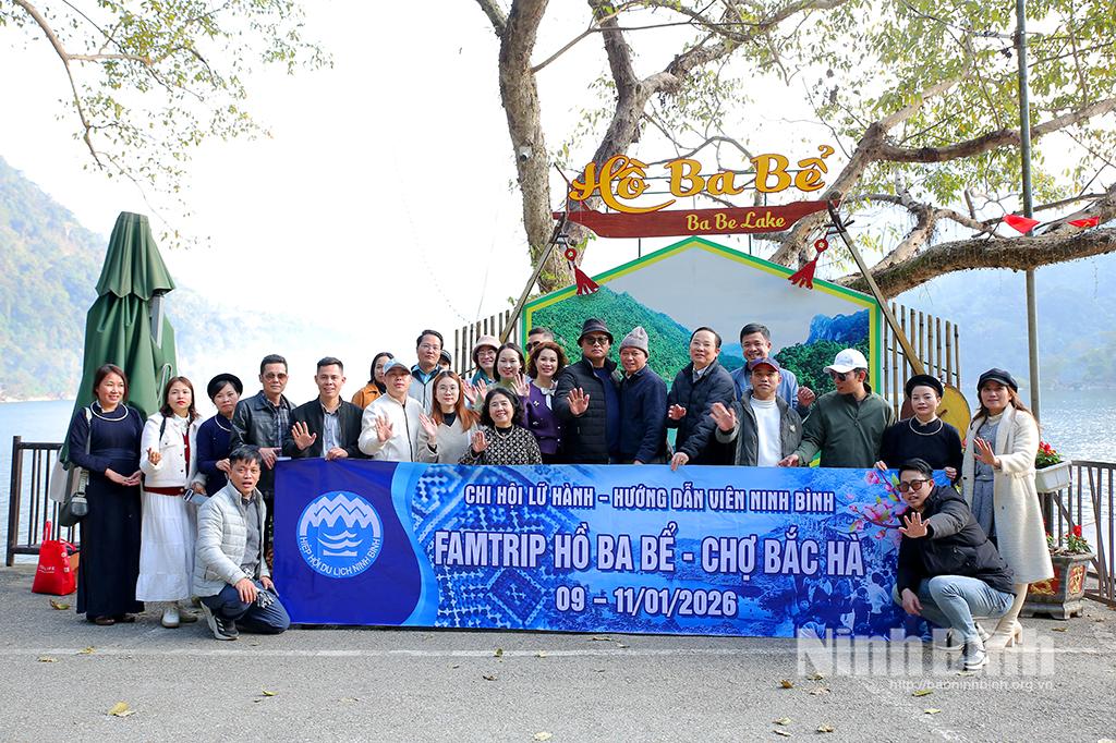 Đo&agrave;n Famtrip khảo s&aacute;t danh lam thắng cảnh Hồ Ba Bể.