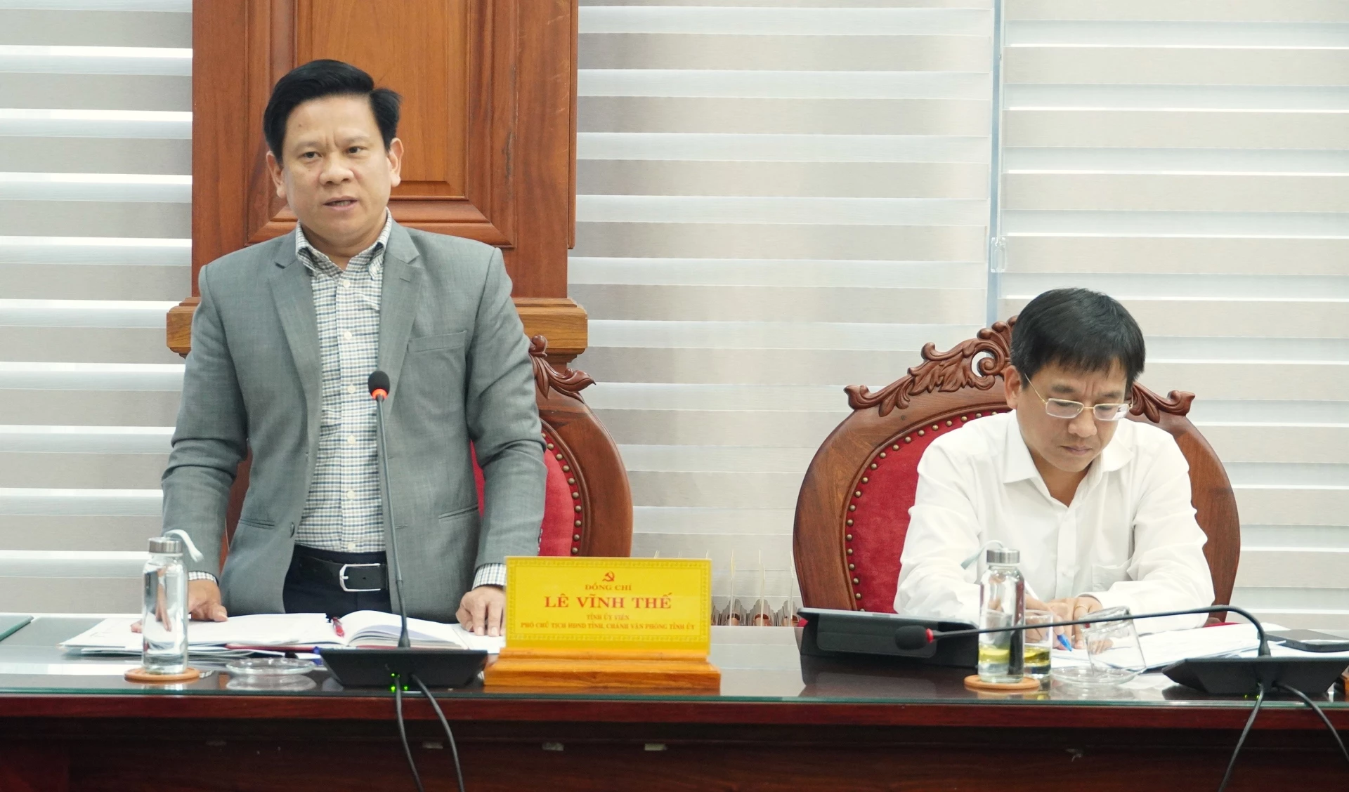 Đồng ch&iacute; L&ecirc; Vĩnh Thế, Ph&oacute; Chủ tịch HĐND tỉnh, Ch&aacute;nh Văn ph&ograve;ng Tỉnh ủy ph&aacute;t biểu tại buổi l&agrave;m việc - Ảnh: QV
