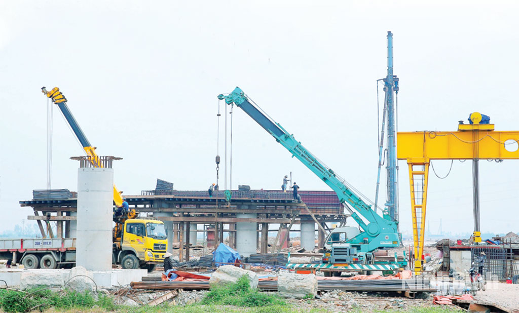 Nh&agrave; thầu tập trung nh&acirc;n lực, m&aacute;y m&oacute;c đẩy nhanh tiến độ thi c&ocirc;ng Dự &aacute;n đầu tư x&acirc;y dựng tuyến đường bộ cao tốc Ninh B&igrave;nh - Hải Ph&ograve;ng.