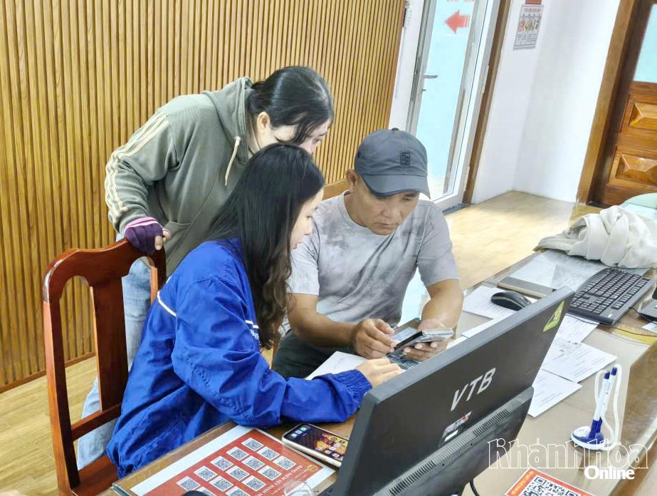 Đoàn viên, thanh niên hỗ trợ người dân thực hiện thủ tục hành chính tại Trung tâm Phục vụ hành chính công phường Ninh Chử.