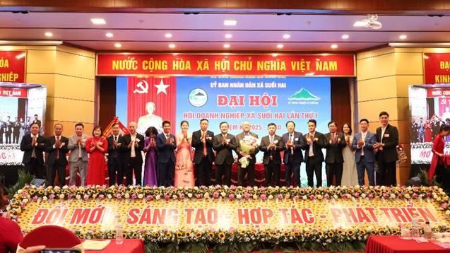 C&aacute;c đồng ch&iacute; l&atilde;nh đạo x&atilde; Suối Hai tặng hoa ch&uacute;c mừng BCH Hội doanh nghiệp x&atilde; Suối Hai