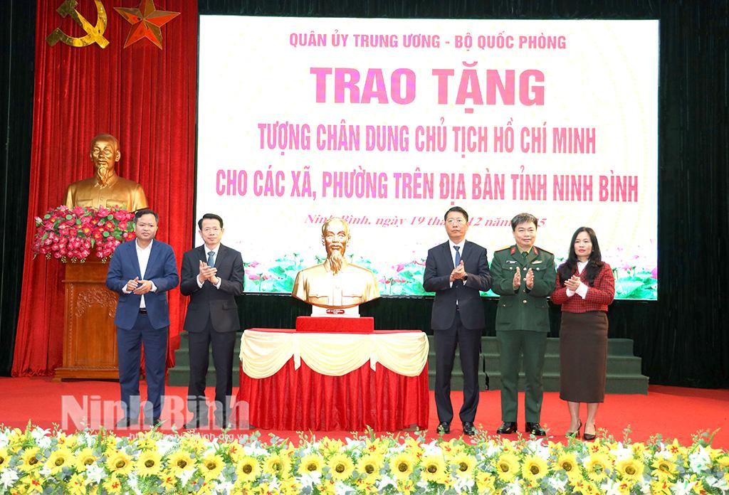 Thừa uỷ quyền của Quân uỷ Trung ương, Bộ Quốc phòng, đồng chí Trần Song Tùng, Ủy viên Ban Thường vụ Tỉnh ủy, Phó Chủ tịch Thường trực UBND tỉnh và các đại biểu trao tặng tượng chân dung Chủ tịch Hồ Chí Minh cho các xã, phường trên địa bàn tỉnh.