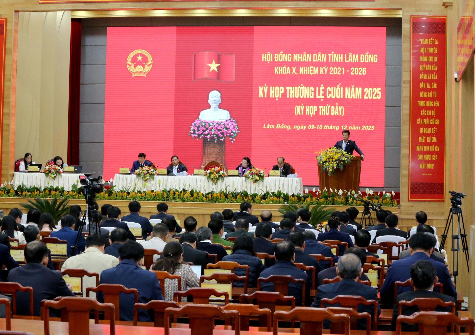 Đồng chí Lưu Văn Trung, Phó Bí thư Tỉnh ủy, Chủ tịch HĐND tỉnh phát biểu kết thúc Phiên thảo luận (2)