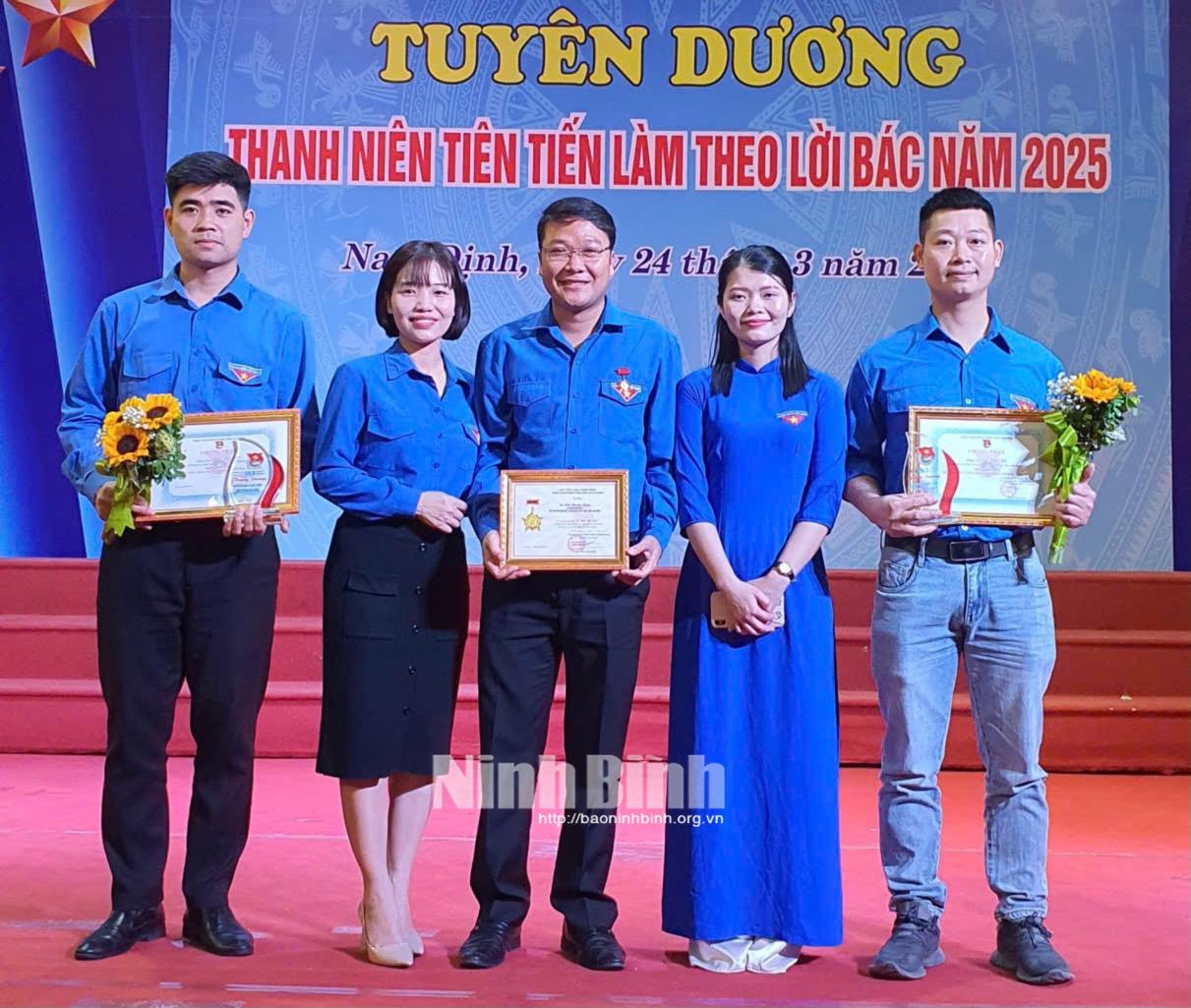 Anh Trần Văn Đạo (ngoài cùng bên trái) được Tỉnh đoàn Nam Định cũ tuyên dương là Thanh niên tiên tiến làm theo lời Bác năm 2025.