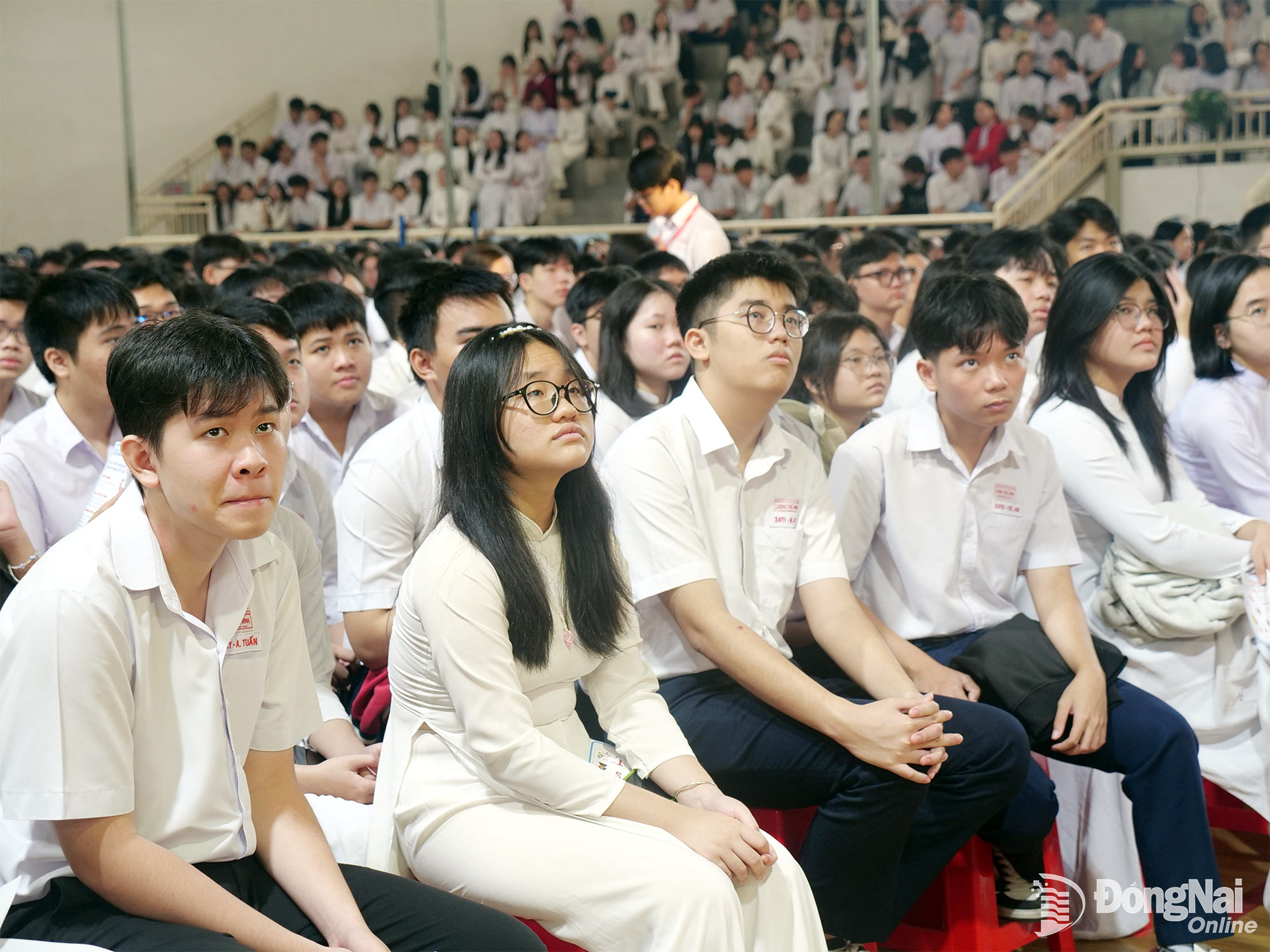 C&aacute;c em học sinh chăm ch&uacute; lắng nghe th&ocirc;ng tin từ b&aacute;c sĩ. Ảnh: Hạnh Dung