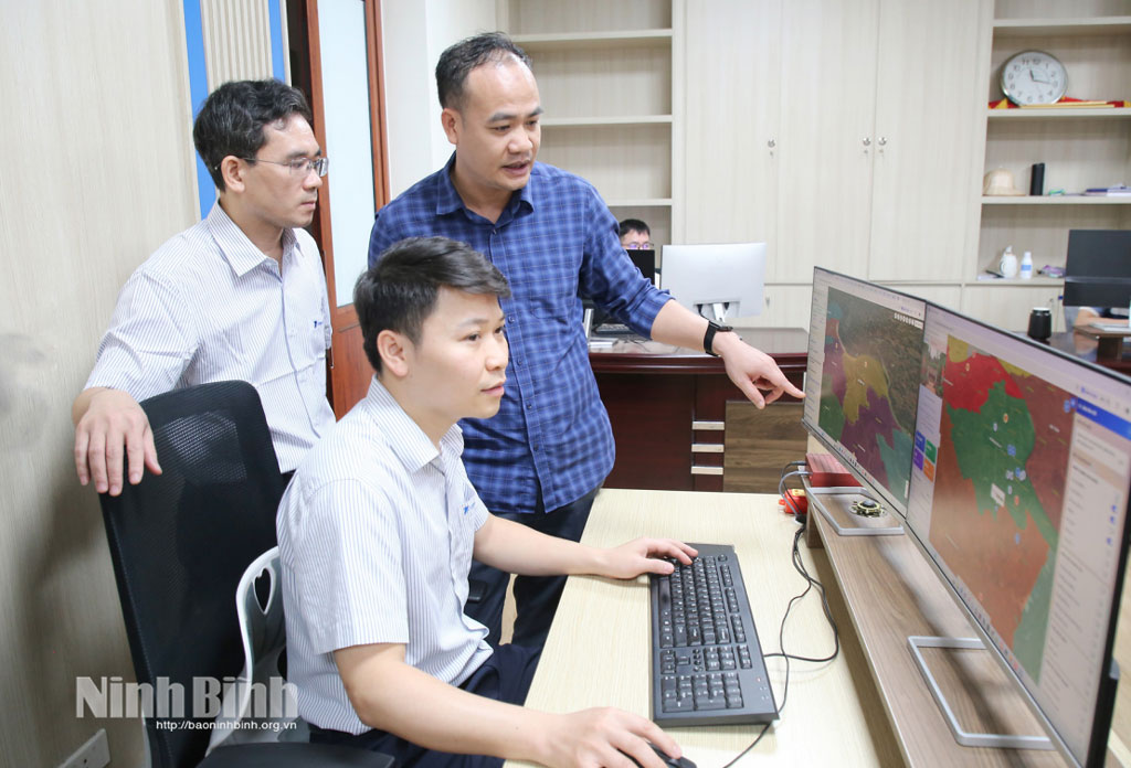 Cán bộ Sở Khoa học và Công nghệ cùng đại diện VNPT Ninh Bình phối hợp hoàn thiện Bản đồ số hành chính tỉnh Ninh Bình ngày càng tiện ích, thân thiện.