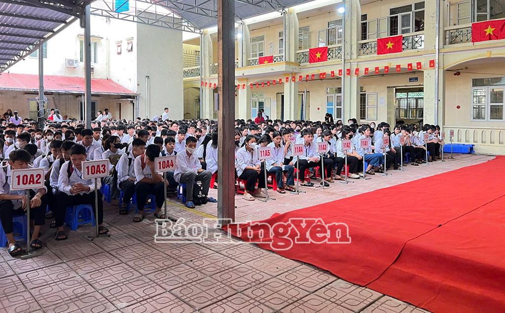 Học sinh Trung tâm Giáo dục nghề nghiệp – Giáo dục thường xuyên Ân Thi tham gia buổi tuyên truyền pháp luật về trật tự, an toàn giao thông đường bộ và phòng, chống tác hại của ma túy. Ảnh: Hương Giang