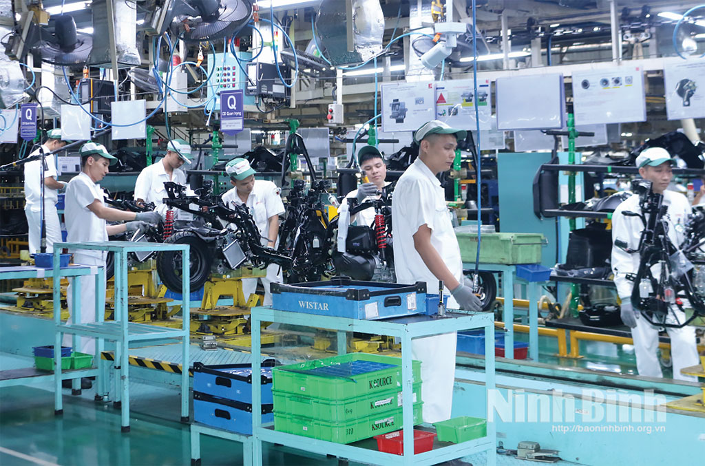 Dây chuyền sản xuất xe máy tại Chi nhánh Công ty Honda Việt Nam (KCN Đồng Văn II).