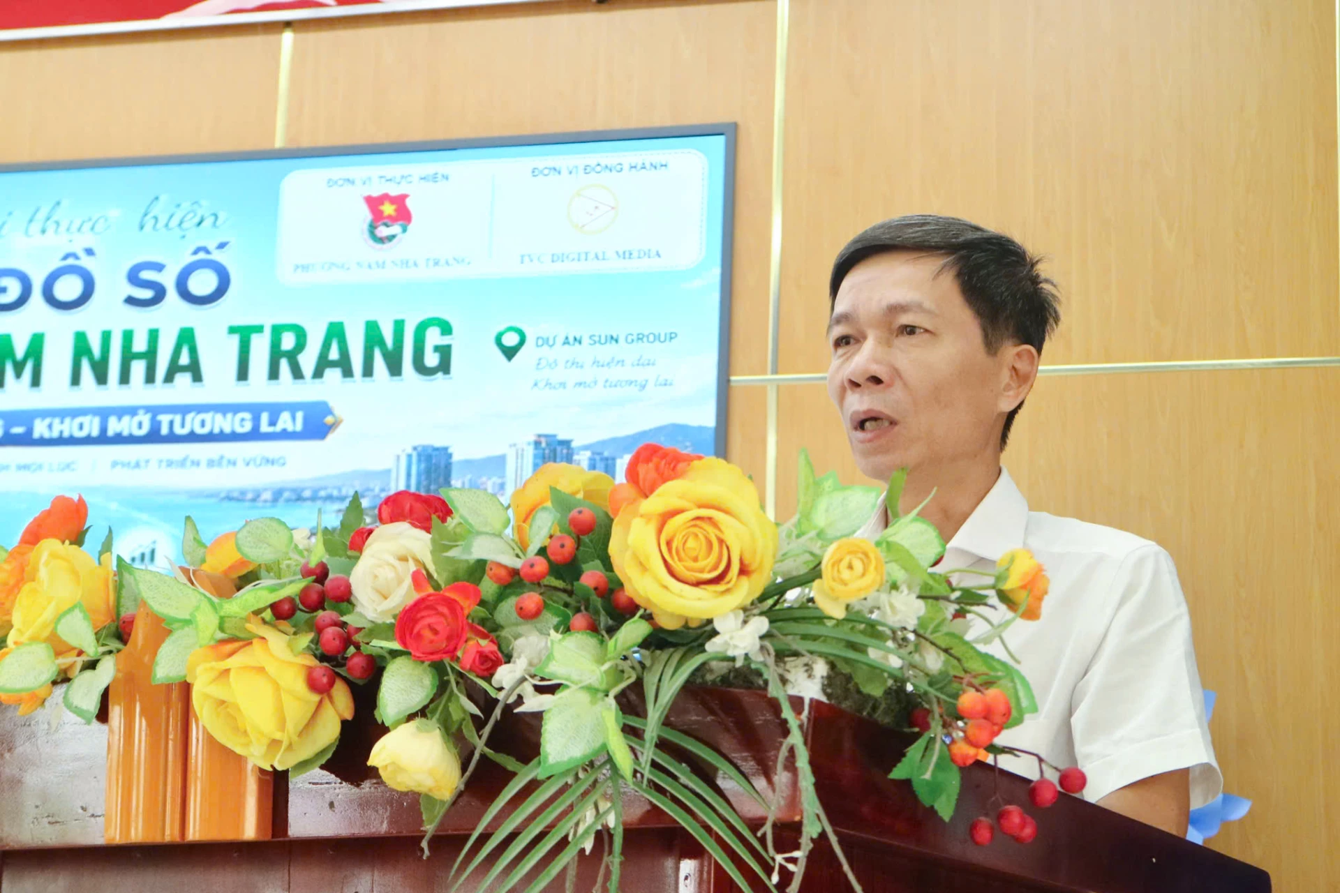 Ông Nguyễn Văn Minh - Phó Bí thư Đảng ủy, Chủ tịch UBND phường Nam Nha Trang đánh giá, góp ý công trình thanh niên.