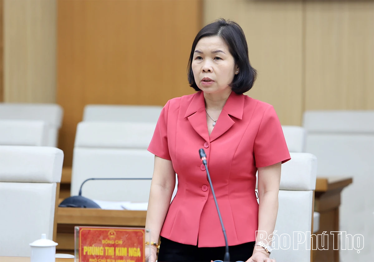 Chủ tịch UBND tỉnh Trần Duy Đông nghe báo cáo tình hình phát triển kinh tế - xã hội và tháo gỡ khó khăn giải phóng mặt bằng các dự án