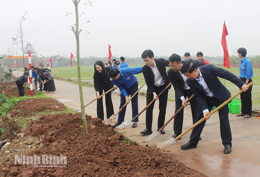 Lãnh đạo Tỉnh đoàn và xã Bình Lục tham gia tết trồng cây.