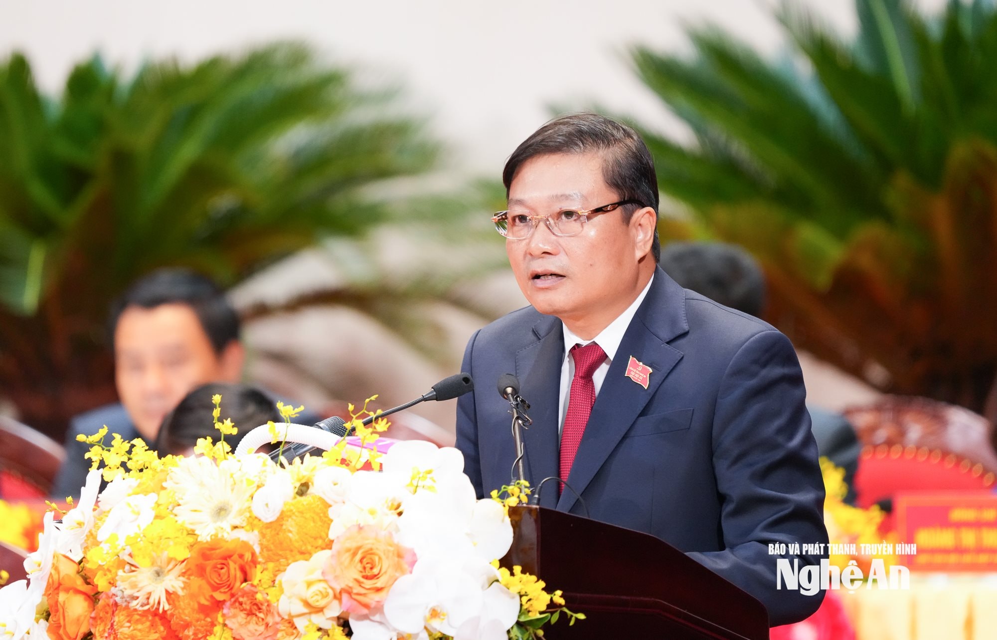 Đồng chí Lê Hồng Vinh - Phó Bí thư Tỉnh ủy, Chủ tịch UBND tỉnh trình bày tóm tắt Báo cáo chính trị Đại hội đại biểu Đảng bộ tỉnh Nghệ An lần thứ XX, nhiệm kỳ 2025 - 2030. Ảnh: Thành Cu