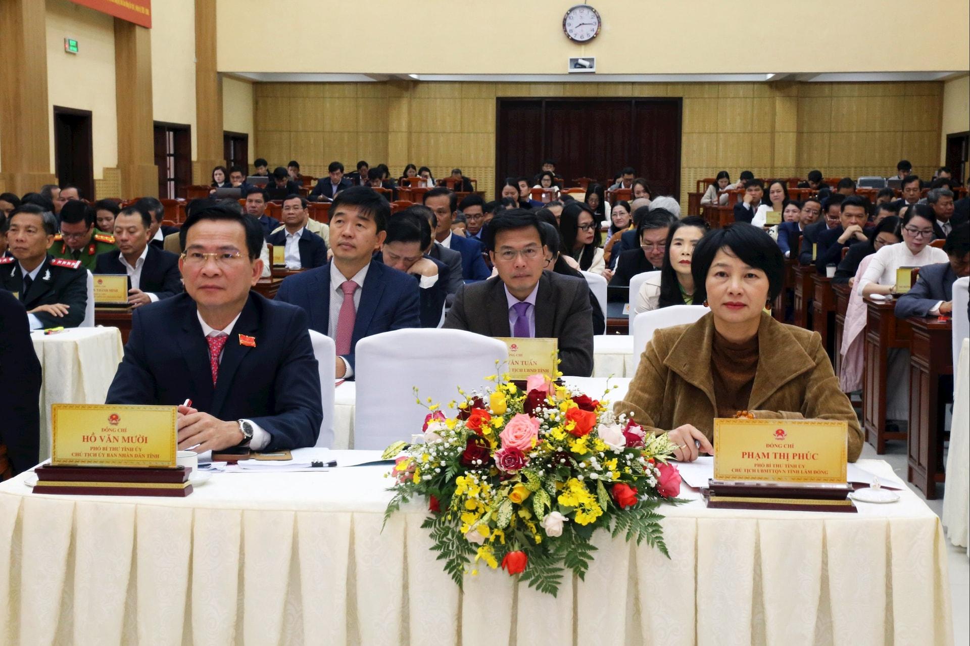 Đồng chí Hồ Văn Mười và đồng chí Phạm Thị Phúc tham dự kỳ họp (2)