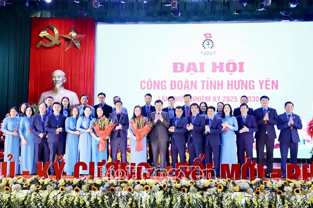 Đồng ch&iacute; Trần Quốc Toản, Ph&oacute; B&iacute; thư Thường trực Tỉnh ủy, Chủ tịch Ủy ban MTTQ Việt Nam tỉnh v&agrave; đồng ch&iacute; Ngọ Duy Hiểu, Ph&oacute; Chủ tịch Tổng Li&ecirc;n đo&agrave;n Lao động Việt Nam tặng hoa ch&uacute;c mừng Ban Chấp h&agrave;nh Li&ecirc;n đo&agrave;n Lao động tỉnh Hưng Y&ecirc;n kh&oacute;a I, nhiệm kỳ 2025 - 2030.