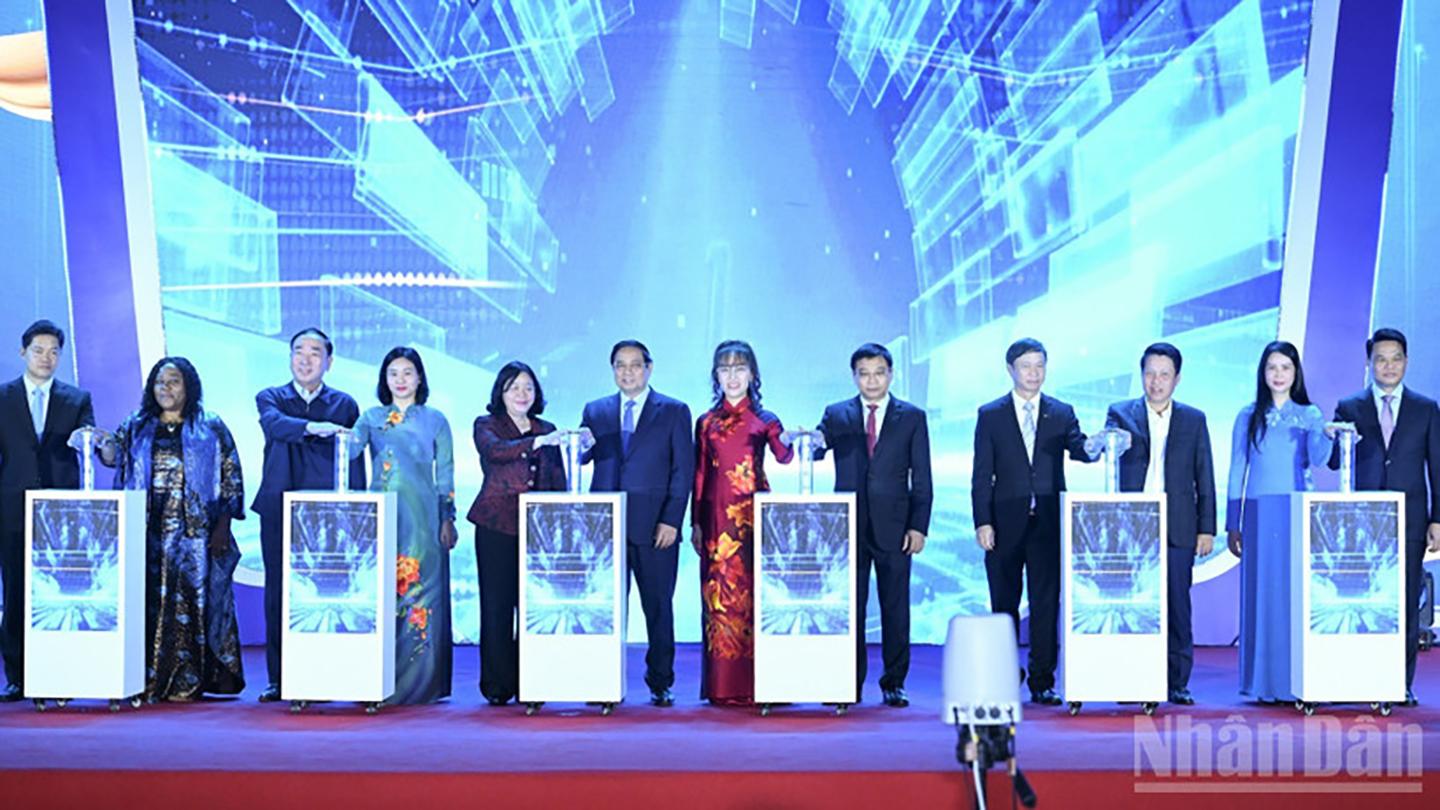 Thủ tướng Chính phủ Phạm Minh Chính cùng các đồng chí lãnh đạo thực hiện nghi thức kích hoạt triển khai Đề án của Chính phủ “Hỗ trợ phụ nữ khởi nghiệp giai đoạn 2026 - 2035”. Ảnh: TRẦN HẢI