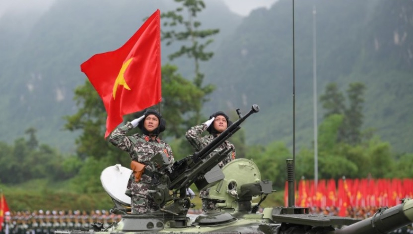 Khối xe ph&aacute;o qu&acirc;n sự của lực lượng Qu&acirc;n đội nh&acirc;n d&acirc;n Việt Nam trong buổi tổng hợp luyện cho diễu binh, diễu h&agrave;nh kỷ niệm C&aacute;ch mạng Th&aacute;ng T&aacute;m th&agrave;nh c&ocirc;ng v&agrave; Quốc kh&aacute;nh 2/9.