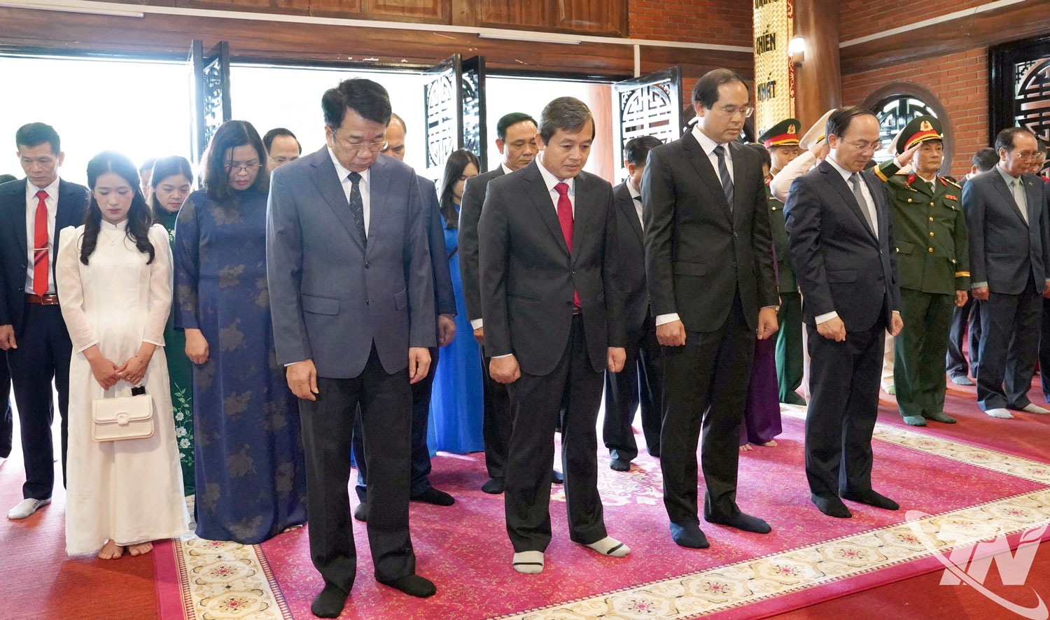 Các đại biểu dành phút mặc niệm Chủ tịch Hồ Chí Minh.