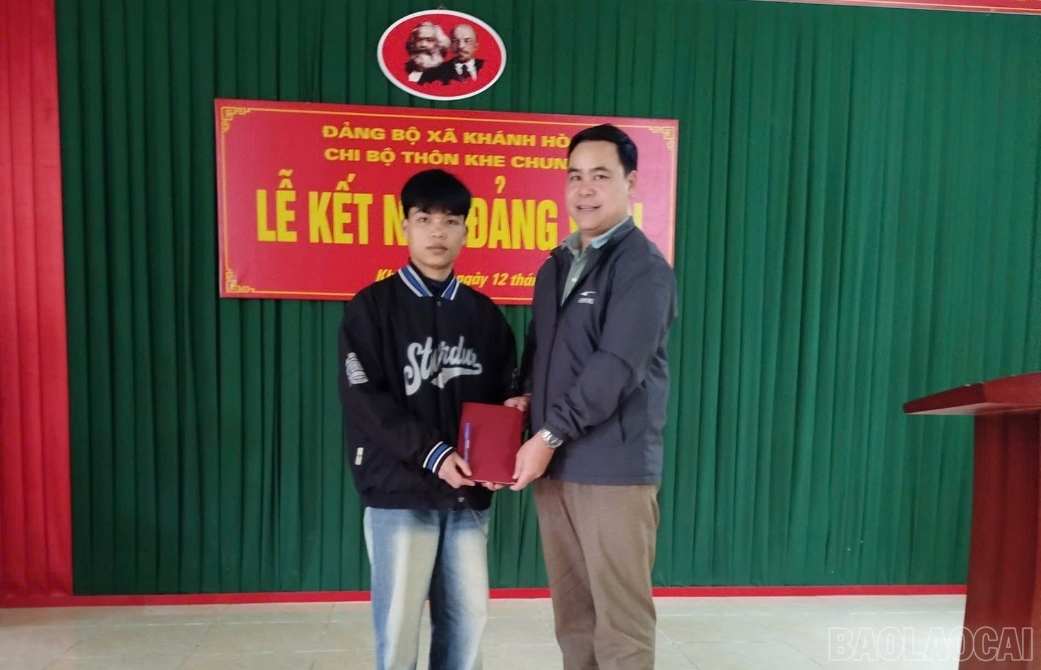 Chi bộ thôn Khe Chung, xã Khánh Hòa tổ chức lễ kết nạp đảng viên mới. baolaocai-br-khanh-hoa-4634.png