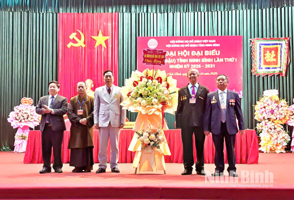 Đại diện l&atilde;nh đạo Hội đồng họ Đỗ (Đậu) Việt Nam tặng hoa ch&uacute;c mừng Đại hội.