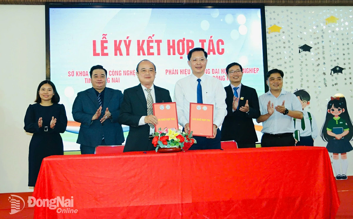 Ký kết thỏa thuận hợp tác giữa Sở Khoa học và Công nghệ với Trường đại học Lâm nghiệp phân hiệu tại Đồng Nai. Ảnh: Vương Thế