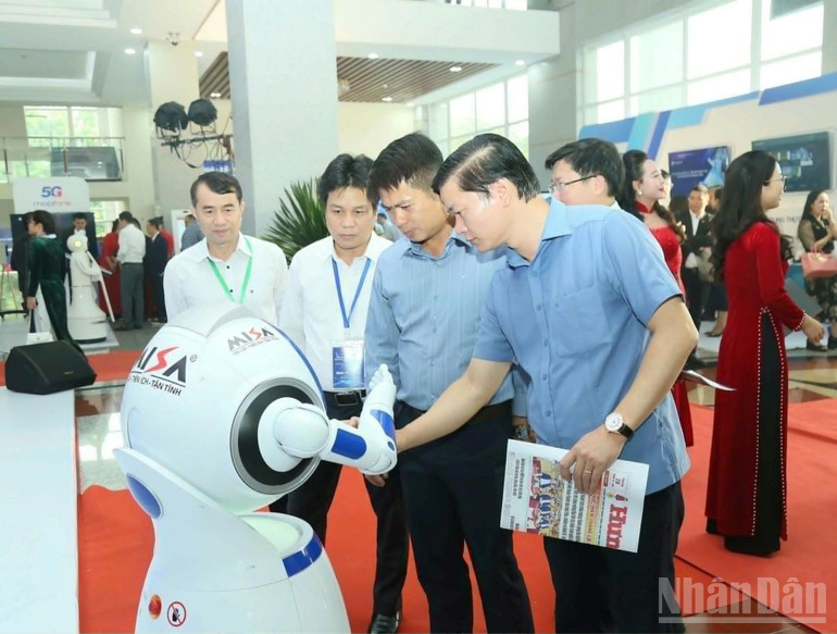 Bên là diễn đàn là Triển lãm số với 11 gian hàng đến từ các đối tác chiến lược như: Viettel, VNPT, MISA, TH True... ndo_br_5.jpg