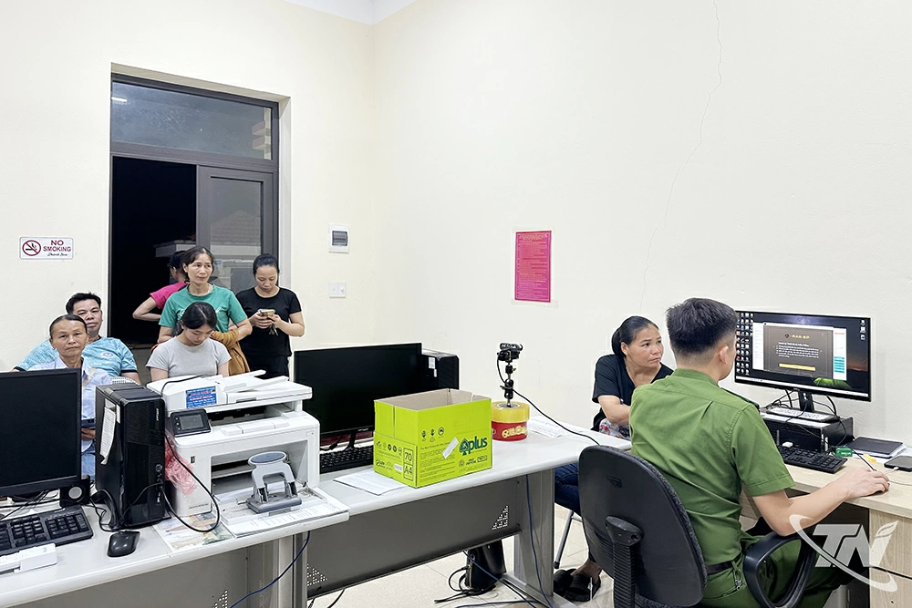 Công an xã Cẩm Giàng tiếp nhận hồ sơ và thực hiện các thủ tục cấp căn cước cho người dân sau sáp nhập đơn vị hành chính.