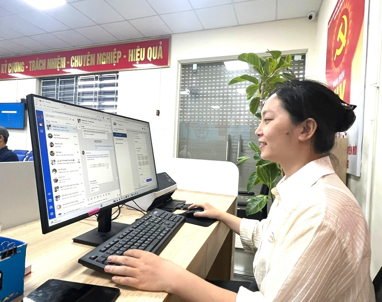 Bà Trần Thị Thu, chuyên viên Trung tâm Phục vụ hành chính công Chi nhánh số 11 phường Thanh Liệt. Ảnh: Kim Xuyến