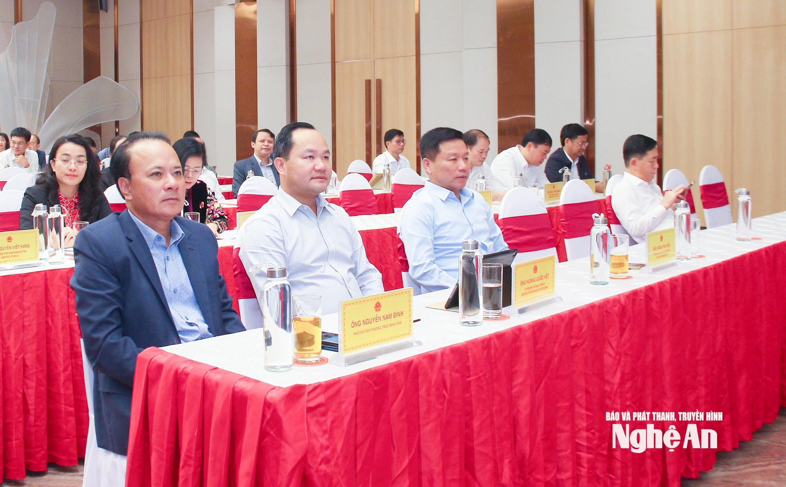 Các đồng chí lãnh đaạo tỉnh tham dự hội nghị tại điểm cầu Nghệ An. Ảnh Mai Hoa