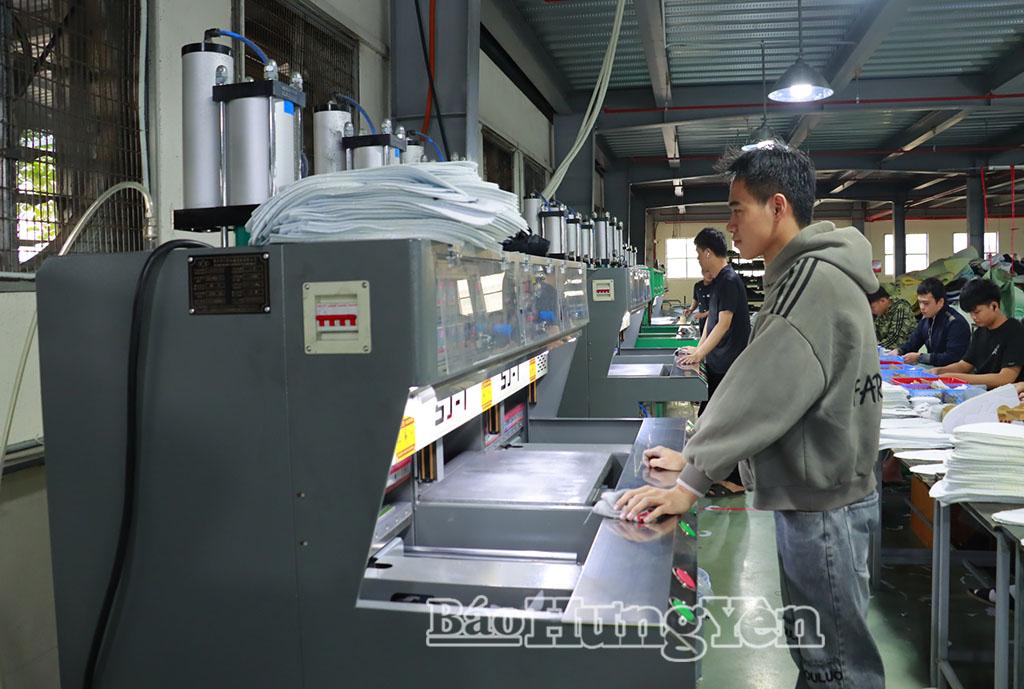 Sản xuất tr&ecirc;n d&acirc;y chuyền tự động tại C&ocirc;ng ty TNHHSản xuất v&agrave; Thương mại bảo hộ lao động Lan Ph&uacute;, cụmc&ocirc;ng nghiệp Đ&ocirc;ng La (x&atilde; Đ&ocirc;ng Hưng).