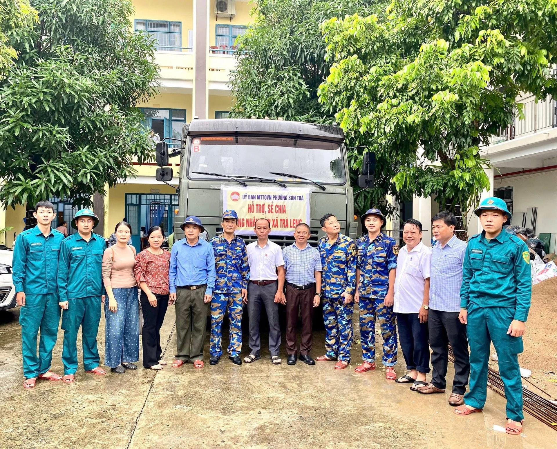 Phường Sơn Trà và Vùng 3 Hải quân xuất phát mang hàng hóa hỗ trợ bà con xã Trà Leng. Ảnh: V.D